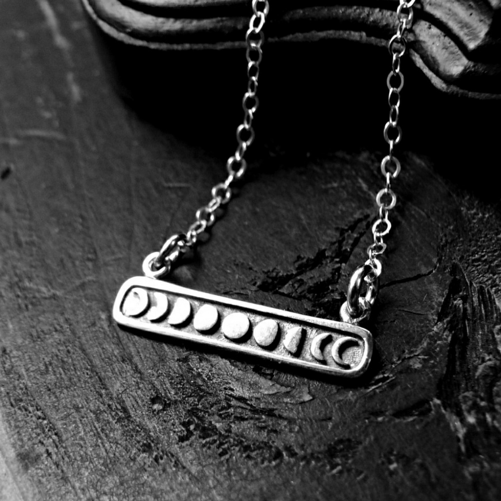 Adorable💕Phases of the Moon Necklace Bar